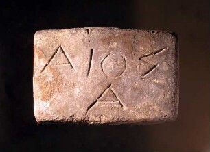 Einstufiges rechteckiges Gewicht (attischer Standard, Halbminenstück) mit griechischer Inschrift (ΔΙΟΣ mit "A" unter dem "O")
