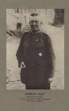 Gotthold von Erpf, Generalleutnant, Kommandeur der 242. Württ. Infanterie-Division von 1917-1918, stehend, in Uniform mit Orden, Brustbild