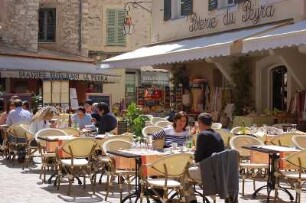 Vence - Freiluftrestaurants : Freiluft-Restaurants in der Kleinstadt Vence, bei Nizza, aufgenommen im April 2006