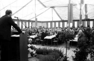 Forchheim: Festzelt; Ehrengäste mit: Filbinger, Minister Weiser, Nothhelfer, Ungern-Sternberg, Dekan Jutzler, Schill