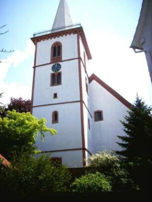 Ansicht von Westen mit Kirche (Kirchturm im Kern Romanisch-Langhaus 1783 neu erbaut) in erhöht gelegenem Kirchhof (Wehrgang der Kirchhofmauer im 18 Jh abgetragen)