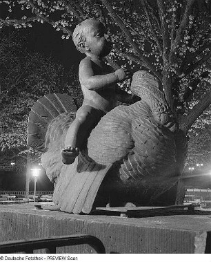 Putto, auf einem Truthahn reitend : Putto, auf einem Truthahn reitend. Bronze; H. 80 cm (1913; G. Wrba). Dresden: Italienisches Dörfchen