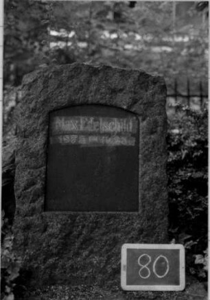 Grabstein 80 (Index: 100110324) Material: Granit mit schwarzer Marmorplatte Zustand: gut Maße HxBxT: 92x59x22 cm Beschreibung: grob stelenartig behauener Stein, Schriftplatte mit Segmentbogen: Grabstein 80