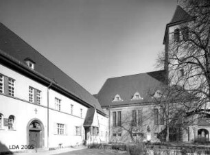 Evangelische Glaubenskirche mit Pfarrhäusern, Gemeindehaus und Brunnen; Berlin, Tempelhof-Schöneberg
