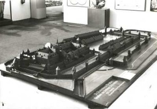 Modell der Ordensburg Marienburg (heute Malbork / Polen). Holz (1936)