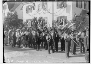 Erntedankfest in Sigmaringen 1934; Bauern mit Sense und Mistgabeln in der Leopoldstraße
