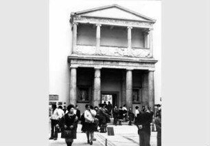 Besucher im Saal der hellenistischen Architektur im Pergamonmuseum