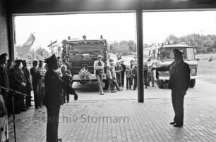 Badendorf: Amtswehrfest Nordstormarn und 90-jähriges Jubiläum der Freiwilligen Feuerwehr Badendorf: Feuerwehrhaus: Übergabe des neuen Löschfahrzeugs an Wehrführer Heinrich Brockmann: links und hinten Gäste: hinten rechts altes Löschfahrzeug