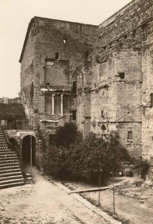 Orange (Vaucluse). Römisches Theater (Wiederherstellung 1894-1898). Linke Bühnenecke und abschließende Bühnenmauer