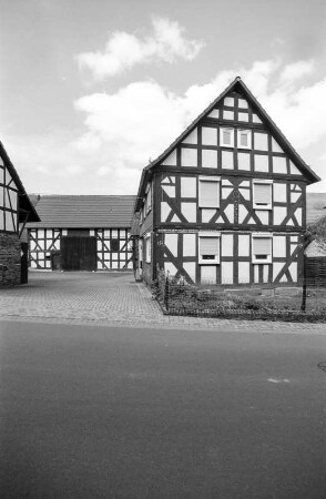 Wohnhaus (Hofreite, Fachwerk); Battenberg, Am Dorfbrunnen 6