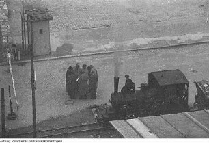 Dresden. Dr. Lothar Bolz (Jurist, 1949-1953 Minister für Aufbau, Vorsitzender der Nationaldemokratische Partei Deutschlands (NDPD)) informiert sich über den Wiederaufbau der Stadt, 1950