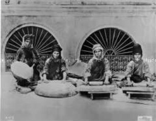 Türkische Frauen beim Brotbacken in Mossul
