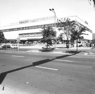 Cottbus, Karl-Liebknecht-Straße. Warenhaus ("konsument", 1968; K. Frauendorf). Straßenansicht