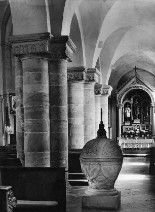 Altenstadt Kreis Weilheim-Schongau. Pfarrkirche Sankt Michael (um 1220?). Südliches Seitenschiff nach Osten mit romanischem Taufstein