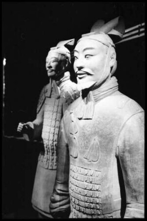 Basel: Kaufhaus Rheinbrücke, Die Grabarmee des ersten Kaisers von China, Terrakottafiguren, gepanzerter Offizier mit Pferd [ohne Pferd]