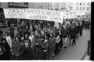 Kleinbildnegativ: Demonstration für den Zweiten Bildungsweg, 1972