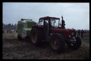 Fotografie: Rundballenpresse, Allradtraktor
