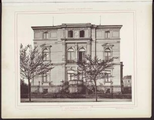 Dresdener Architektur-Album. Bauten und Entwürfe. Blatt 19: Wohnhaus der Frau verw. Rahe, Goethestrasse 1 in Dresden, Hauptansicht. Hrsg. vom Dresdener Architekten-Verein. Dresden: Verlag George Gilbers/Buchhandlung für Architektur und Kunstgewerbe, 1875