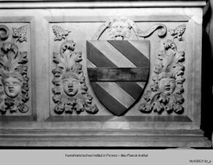Zwei Wappen der Familie Corsini und Bruderschafts-Wappen der Cavalieri Gaudenti an der Schauseite - Corsini-Grab: Sarkophag