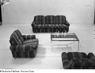 Sitzgruppe "Dresden" : Sitzgruppe "Dresden" (1972; VEB Polstermöbel Güstrow). Ansicht mit Couchtisch