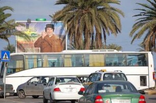 Hauptstadt Tripolis : Auf einer elektronischen Anzeigetafel am "Grünen Platz" im Zentrum der libyschen Hauptstadt ist Revolutionsführer Gaddafi dauerhaft präsent, aufgenommen 2006 in Tripolis
