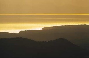 Spanien. Menorca. Mont El Torro. Südküste im Abendlicht