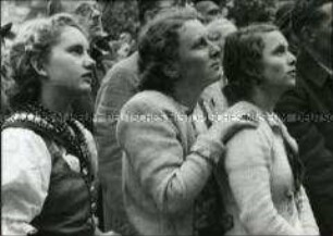 Frauen im Sudentenland während einer Rede Adolf Hitlers