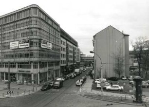 Dresden-Altstadt. Maxstraße mit art forum/art'otel. Blick vom Bahnhof Dresden-Mitte über die Könneritzstraße nach Osten