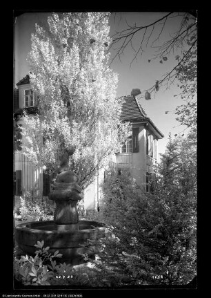 Haus Kersten, Schkopau, Vorderansicht mit Brunnen-Skulptur
