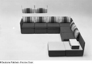Sitzgruppe (variabel) : Variable Sitzgruppe (1972; Möbelkombinat Halle). Ansicht mit Beistelltischen