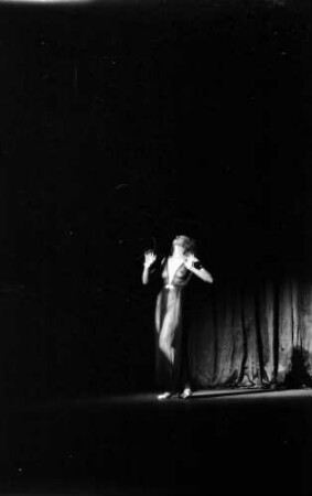 Berlin: Kabarett der Komiker; Dorothy von Bruck; tanzt; (vom Publikum aus)