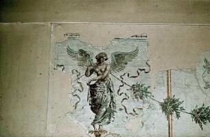 Tapete mit exotischen Vögeln und geflügelten weiblichen Figuren