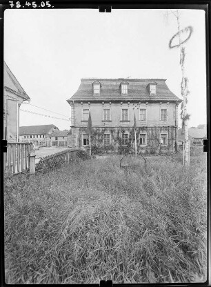 Dorna (Gera-Röpsen). Rittergut. Herrenhaus. Seitenfront mit Maibaum