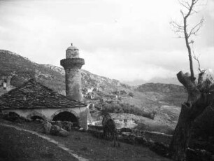 Moschee : Blick auf einen Berghang mit Dorf und Moschee