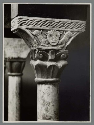 Kapitell einer Säule im Kreuzgang der Abazia di Torri, Torri bei Siena, Toskana