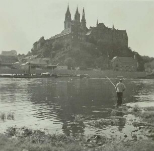 Meißen, Ansicht von Albrechtsburg und Dom über die Elbe. Im Vordergrund ein Angler