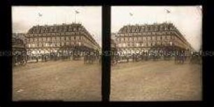 Belebter Platz am Großwarenhaus Le Bon Marche, Paris