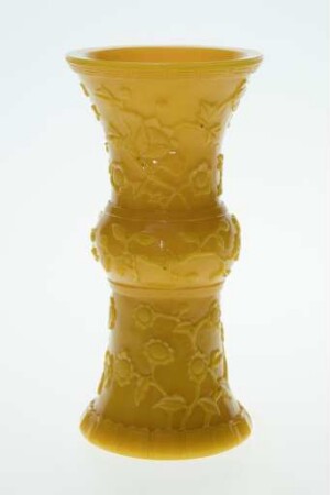 Gelbe Vase mit Blütenzweigen
