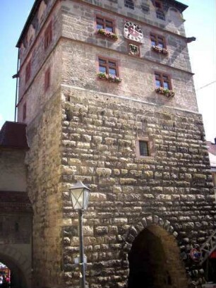 Stadtbefestigung-Torturm (Flötlinsturm) querab von (einstiger) Feldseite mit staufischen Buckelquadern im Kernbereich sowie veränderten Obergeschossen