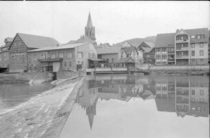 Rotenburg/Fulda: Fulda-Wehr mit Kirchturm und Spiegelung