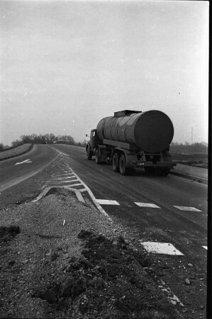 Umbau der für große Tankfahrzeuge zu engen Zufahrtsstraßen zur Esso- und DEA-Raffinerie.