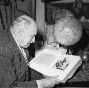 Marburg. Der Maler Prof. Ernst Vollbehr (1876-1960) beim Lesen seines Gästebuches