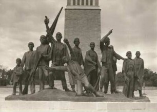 Weimar. Nationale Gedenkstätte Buchenwald auf dem Ettersberg. Buchenwald-Denkmal ( 1956/1959, Bronzeguß; F. Cremer). Gesamtansicht von vorn