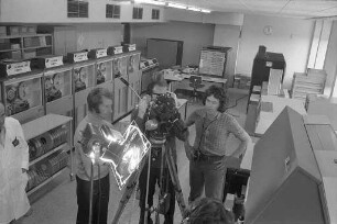 Drehaufnahmen des Zweiten Deutschen Fernsehens ZDF bei der Landesversicherungsanstalt LVA Baden für einen Dokumentarfilm über das Rentenwesen im Jahr 2000