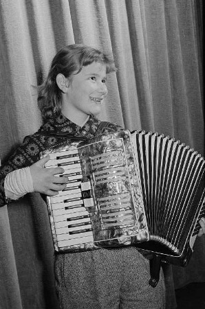 Mädchen mit Akkordeon