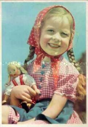 Mädchen mit Kopftuch und Puppe