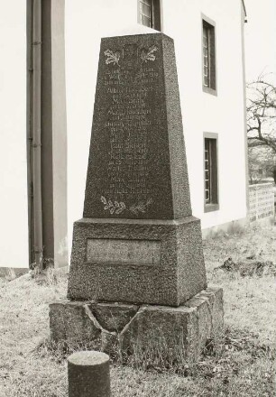 Denkmal für die Gefallenen des 1. Weltkrieges : Denkmal für die Gefallenen des 1. Weltkrieges (nach 1918). Schwepnitz, an der Dorfkirche