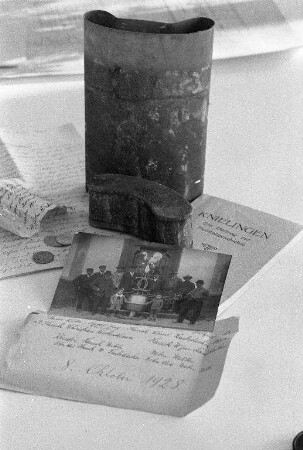 Evangelische Kirche Knielingen. Entdeckung einer Kassette mit Dokumenten aus den Jahren 1892 und 1928 im Rahmen der Renovierung des Kirchturms