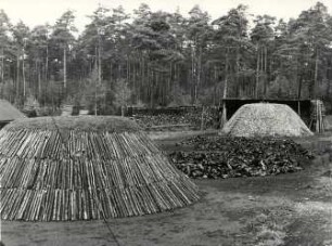 Holzkohlenherstellung in Rietschen, Kohlenmeiler : Handwerkstechniken - Kohlen- und Pechbrennerei. Ort: Rěčicy / Rietschen. Holzkohle zwischen zwei Kohlenmeilern.