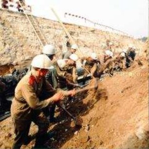 Sowjetische Soldaten beseitigen Fundamente des Berliner Stadtschlosses für den Bau des Palastes der Republik